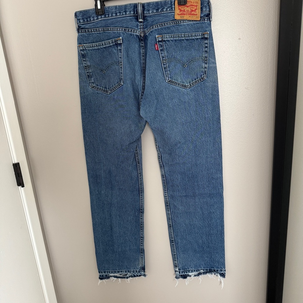 Levi’s 505 Straight Leg Jeans 34x30 Zipper Fly Raw Hem Medium Wash Vintage Vibe - Picture 5 of 8
